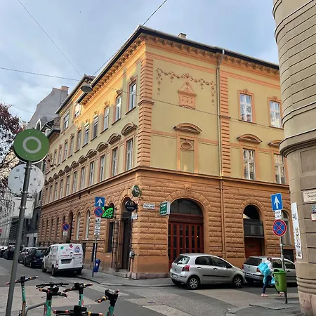 Next To Opera House, Center 2 Appartamento